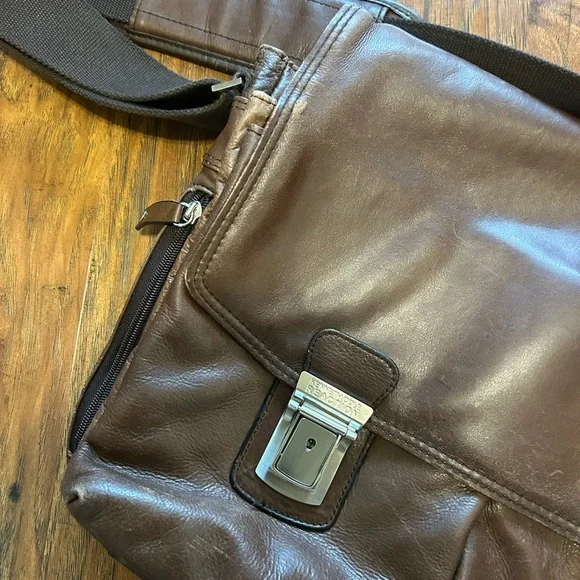 Retro 90s Kenneth Cole Distressed Brown Leather Messenger Bag - Picture 4 of 6